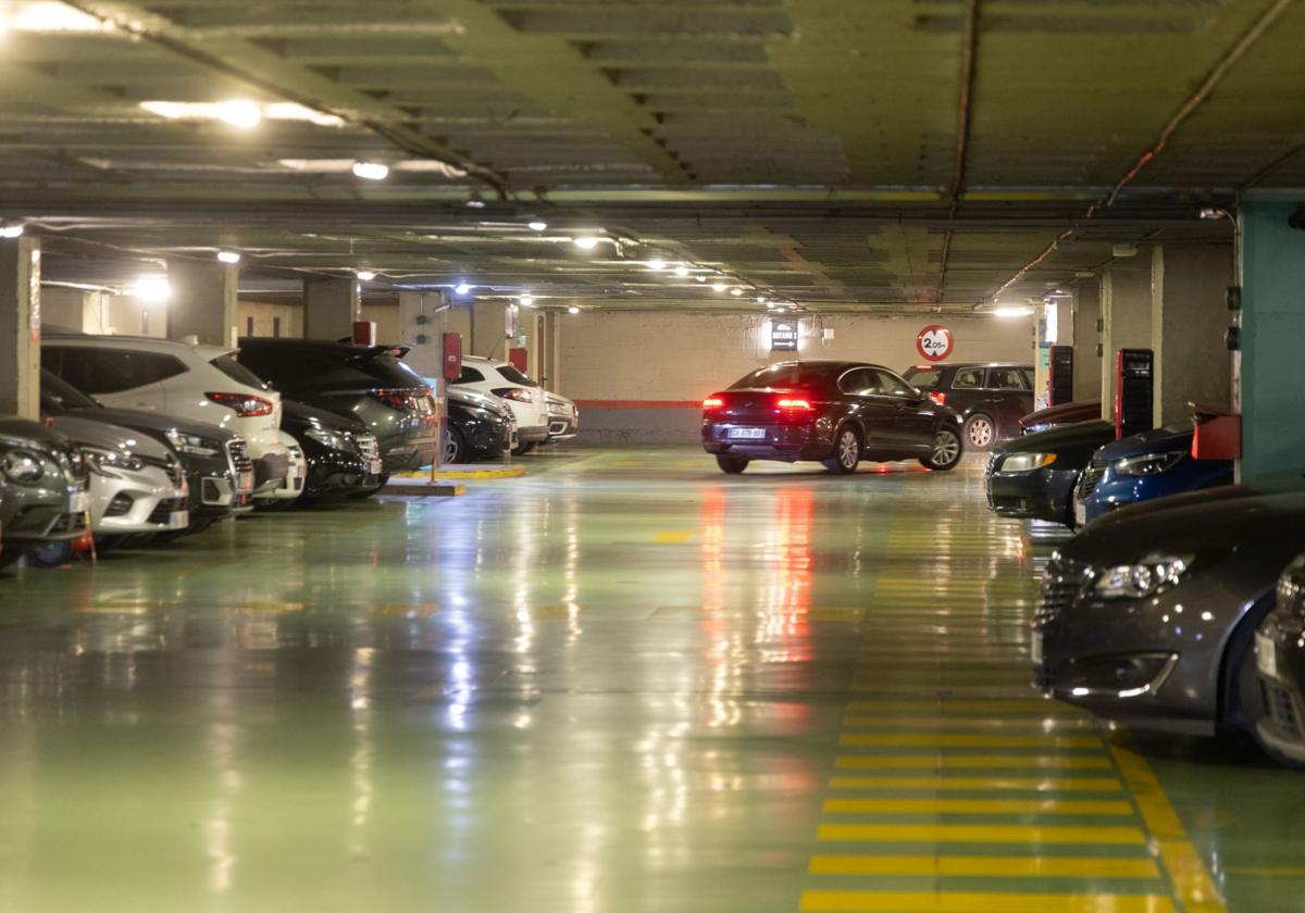 Coches estacionados en el primer sótano del aparcamiento de la Plaza Mayor.