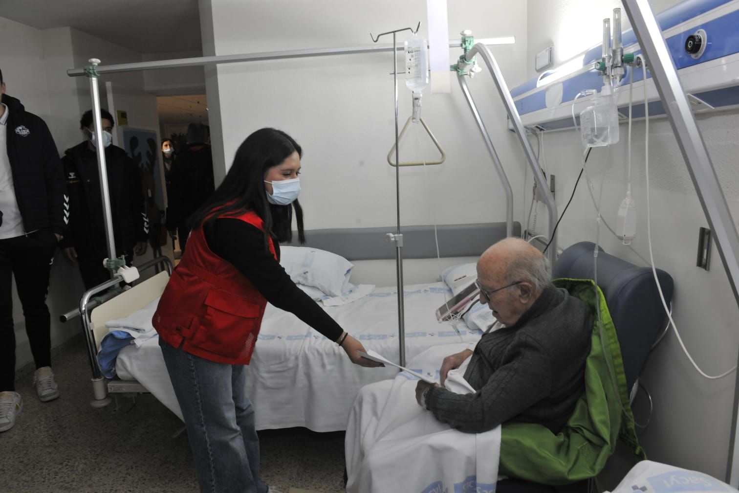 Cruz Roja y el Súper Agropal Palencia reparten ilusión en el Hospital de Palencia