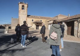 Imagen de archivo de turistas en la localidad segoviana de Arahuetes.