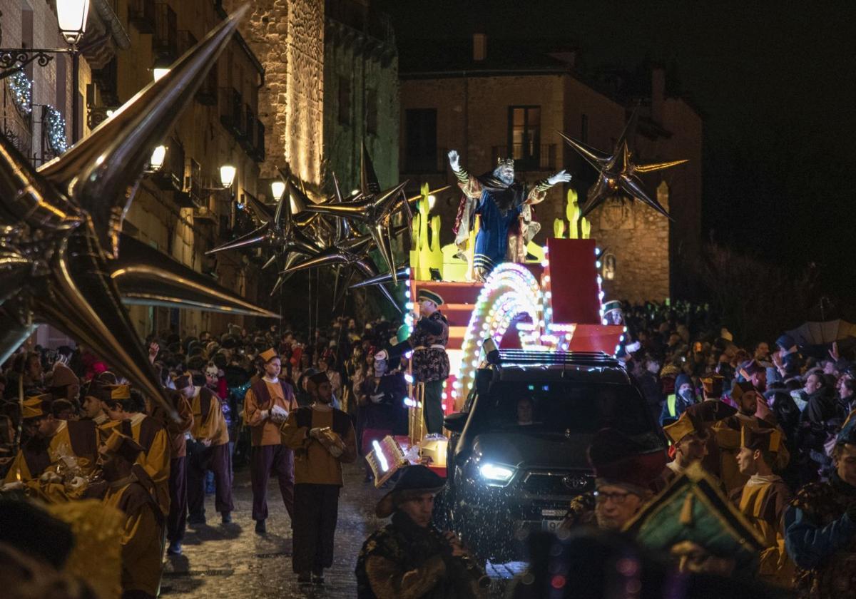 Cabalgata de los Reyes Magos de Segovia de 2024 a su paso por la Cuesta de San Juan.