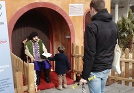 Un paje del Cartero Real recoge la carta de un niño en la Plaza Mayor de Valladolid, en una imagen de archivo.