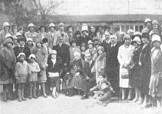 Escolares pobres de Valladolid con las autoridades en los años 20.