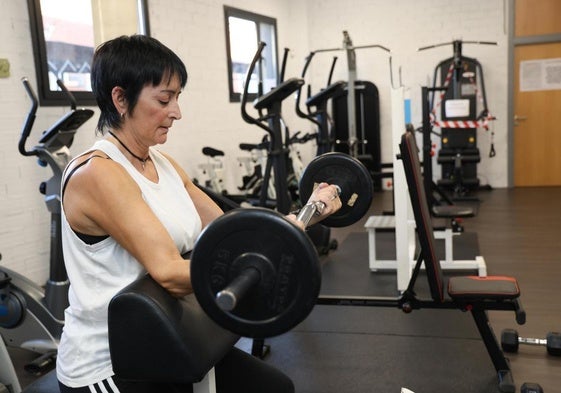 Una usuaria del gimnasio de La Parrilla realiza unos ejercicios.