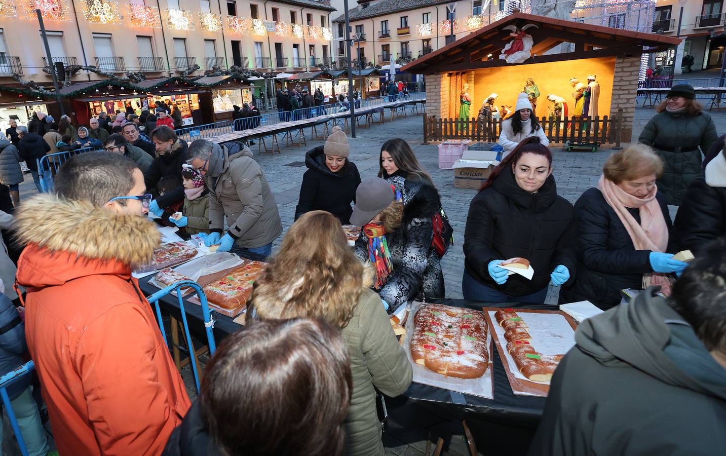 Así ha sido el tradicional reparto del roscón de Reyes en Palencia