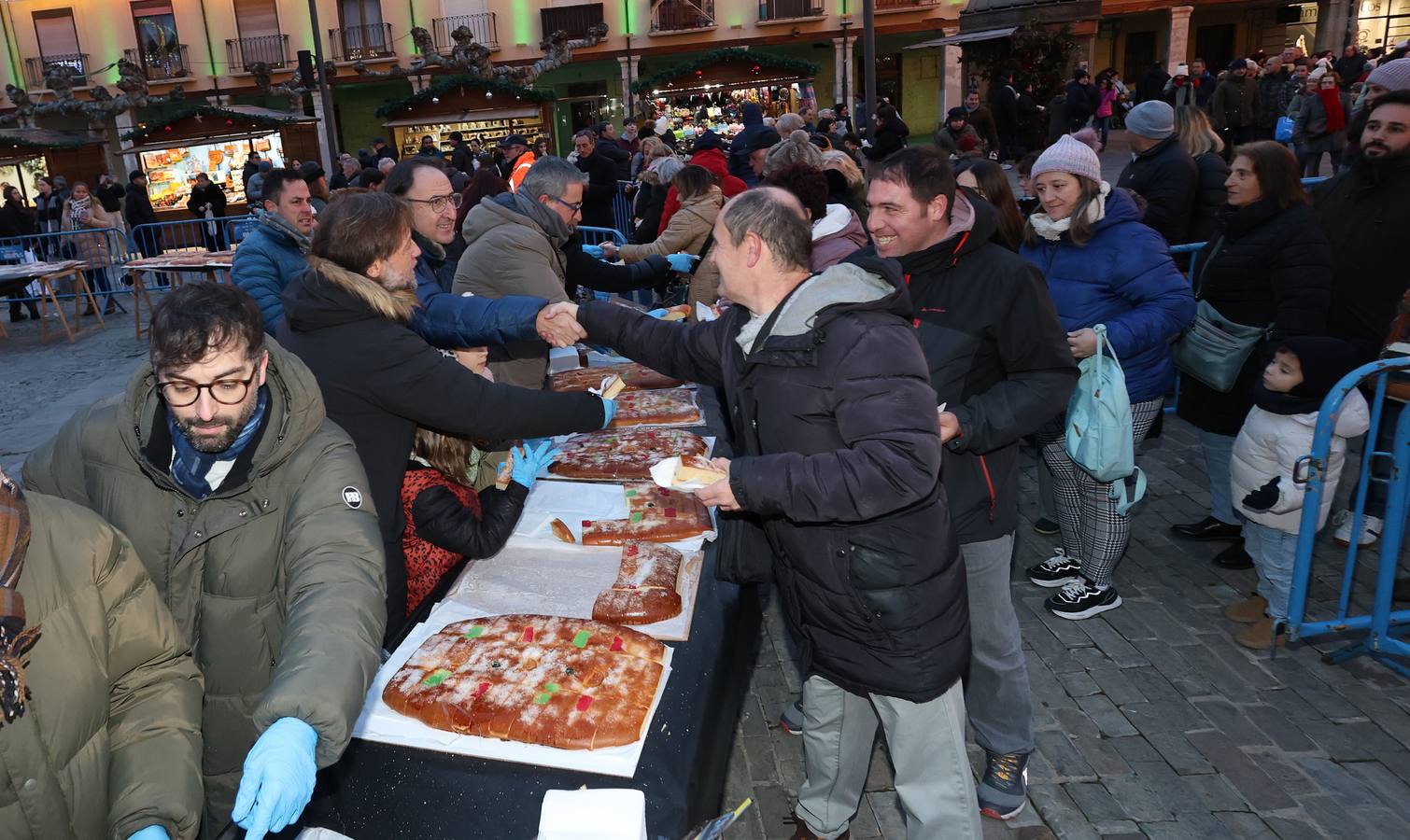 Así ha sido el tradicional reparto del roscón de Reyes en Palencia