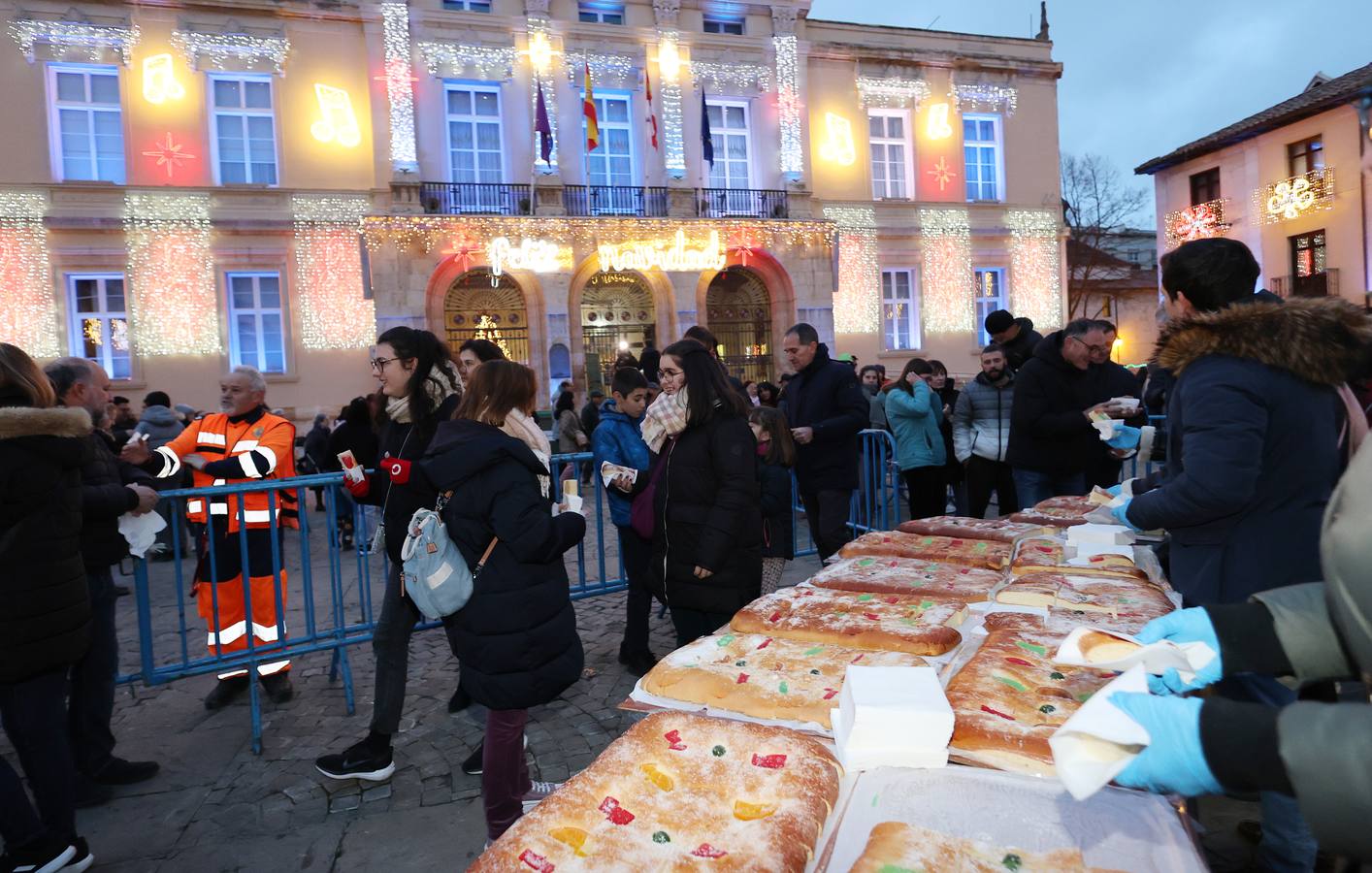 Así ha sido el tradicional reparto del roscón de Reyes en Palencia