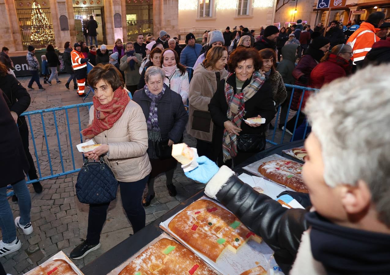 Así ha sido el tradicional reparto del roscón de Reyes en Palencia