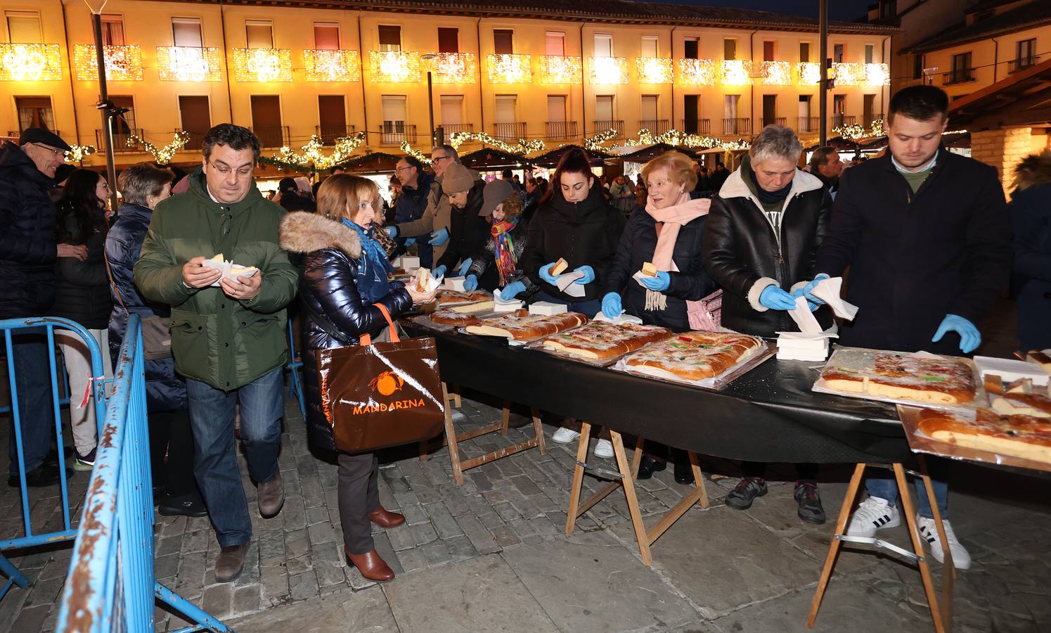 Así ha sido el tradicional reparto del roscón de Reyes en Palencia