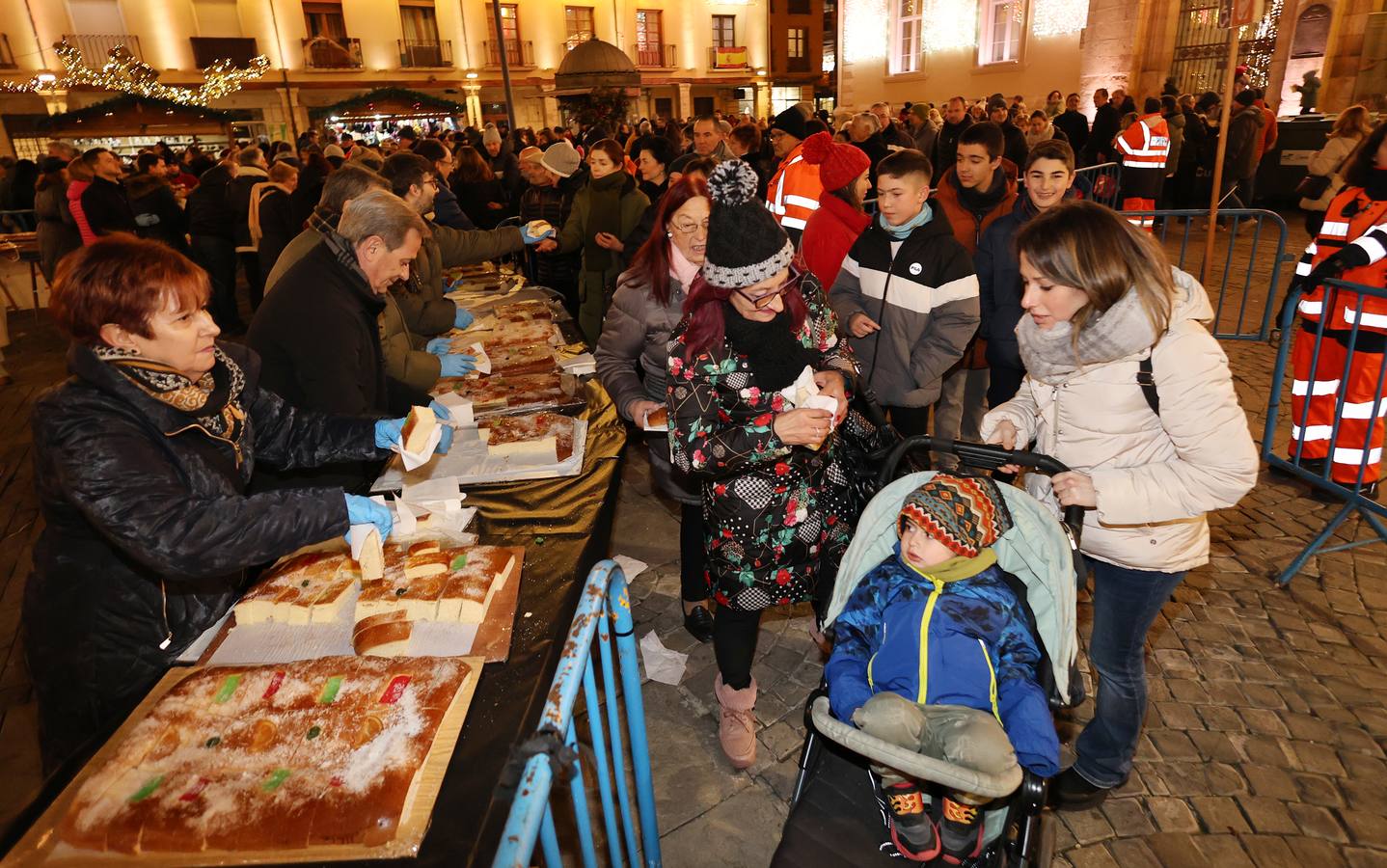 Así ha sido el tradicional reparto del roscón de Reyes en Palencia