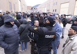 Clientes de MRW esperan ante la nave de la calle Aluminio acompañados de la policía