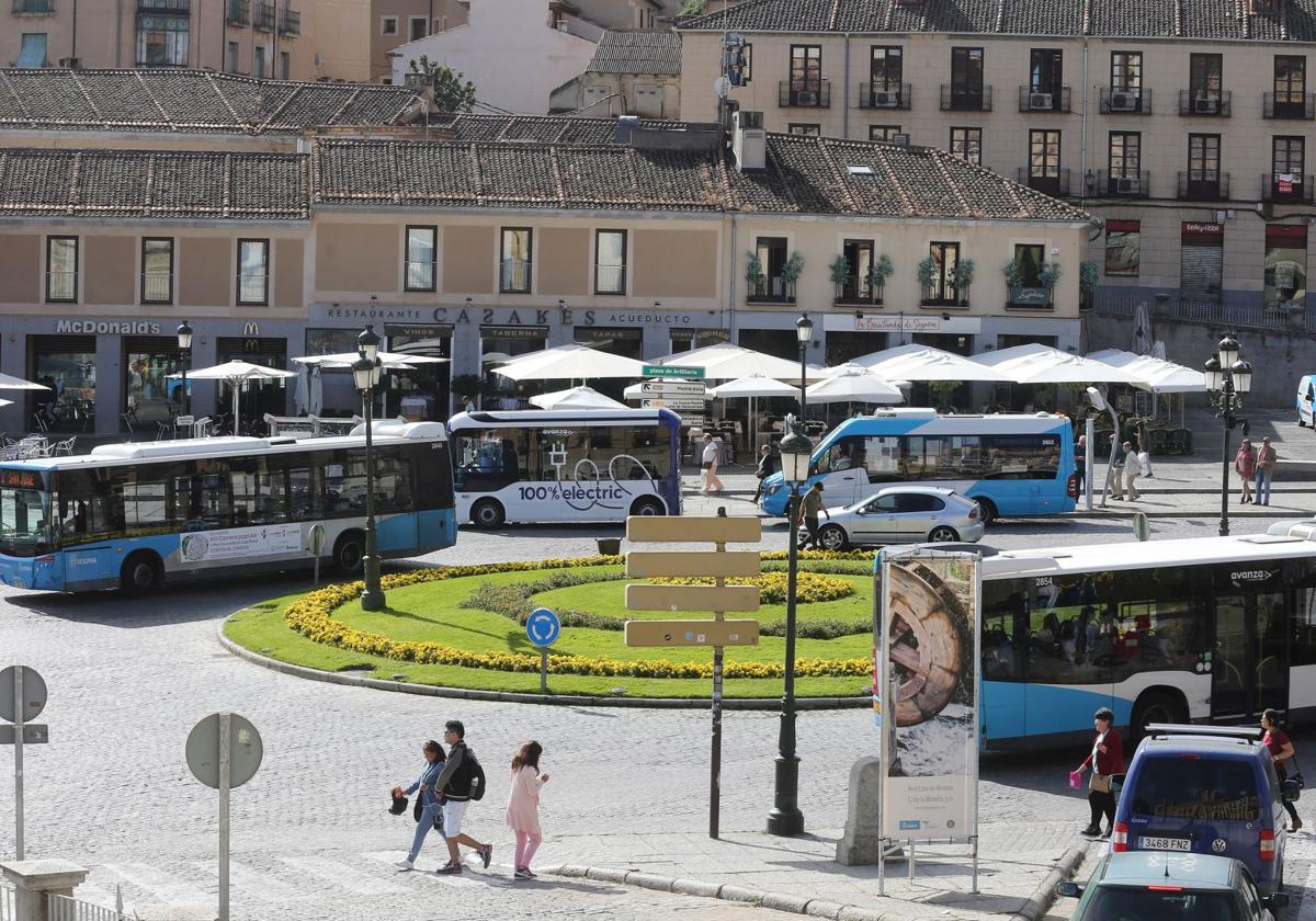 Varios autobuses urbanos, en la plaza de Artillería.