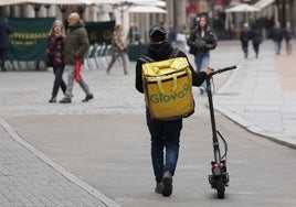 Imagen de archivo de un trabajador de Glovo en Valladolid.