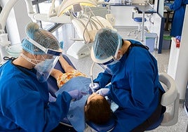 Dos alumnos de la UEMC trabajan durante una práctica en la clínica de la universidad.