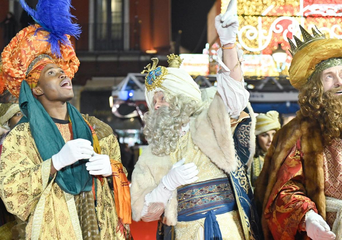 Baltasar, Melchor y Gaspar saludan a los vallisoletanos durante la Cabalgata del año pasado.