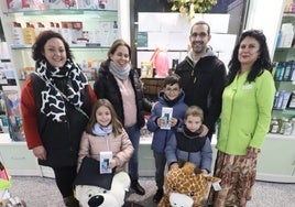 Los niños con sus padres y Myriam Gutiérrez, tras recibir los premios