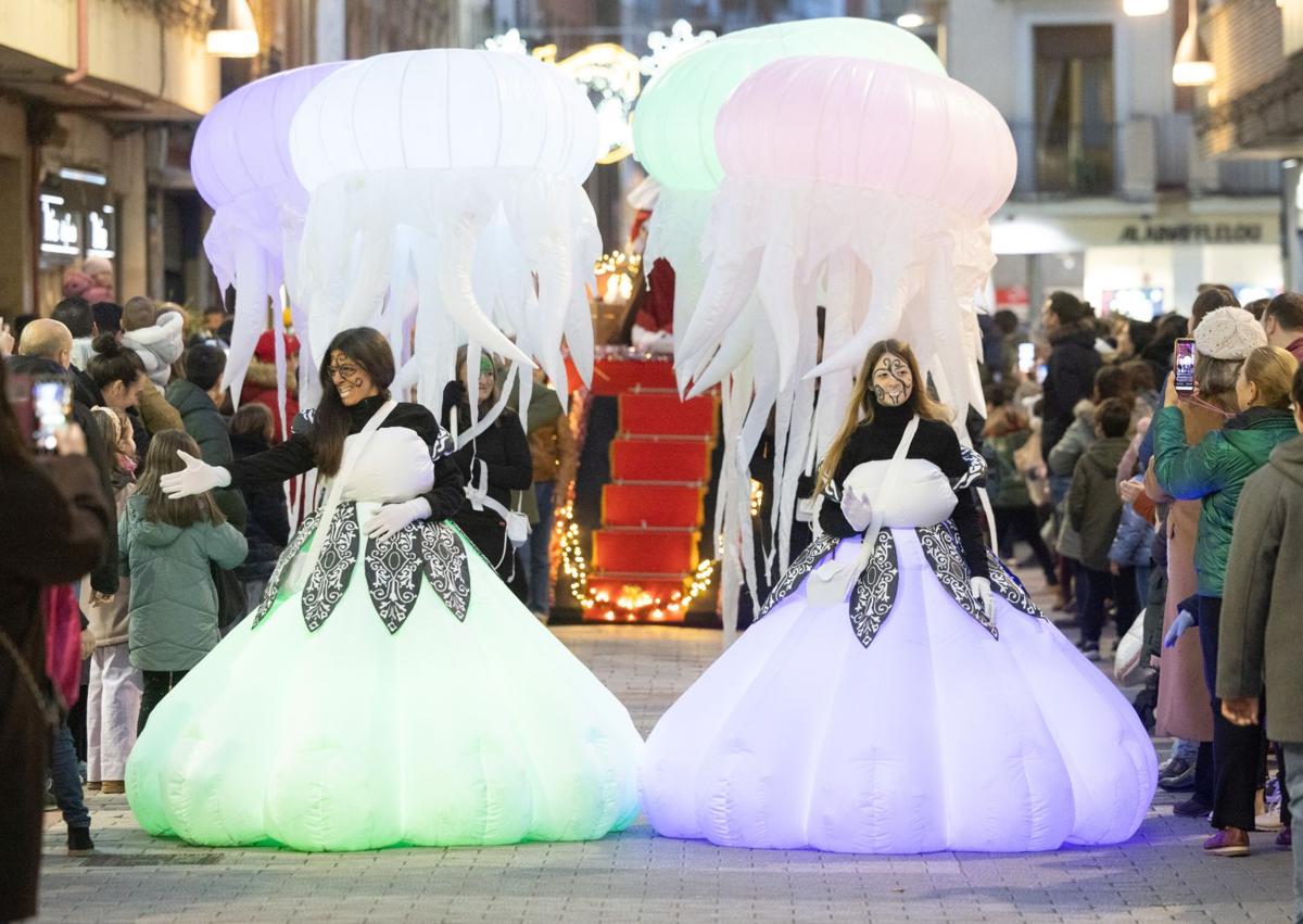 Imagen secundaria 1 - Dos hadas con vestidos inflables que se iluminaban abrieron la cabalgata, a la que asistieron cientos de personas.