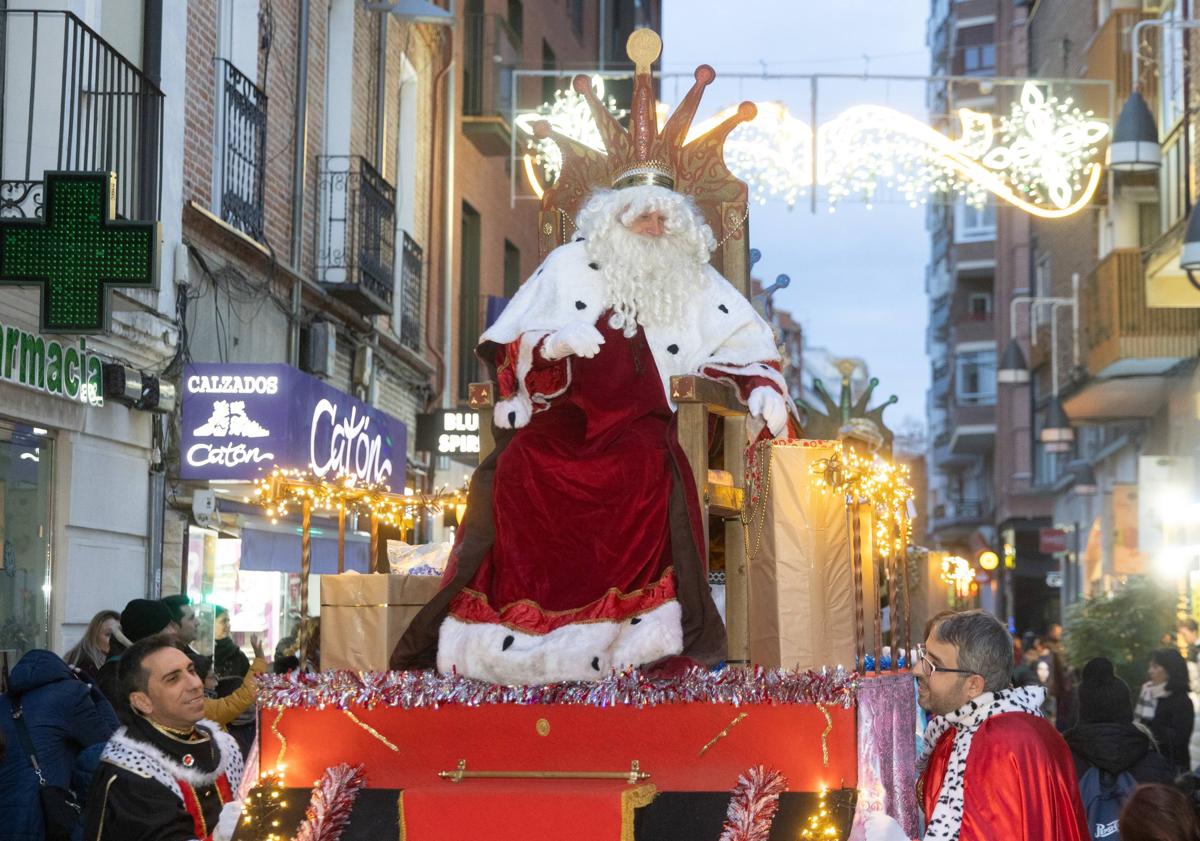 Imagen principal - Dos hadas con vestidos inflables que se iluminaban abrieron la cabalgata, a la que asistieron cientos de personas.