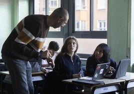 Un profesor de Secundaria da clase en un colegio de Valladolid.