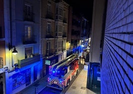 Intervención de los bomberos en la calle Macías Picavea.