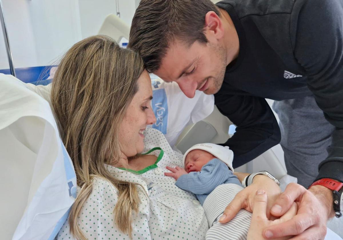 Marta Aguirre y Diego Fernández contemplan al pequeño Ander en el hospital de Soria.