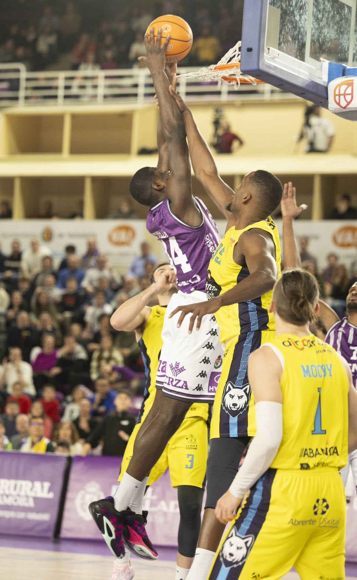 El RV Baloncesto se queda a segundos de la victoria ante Ourense