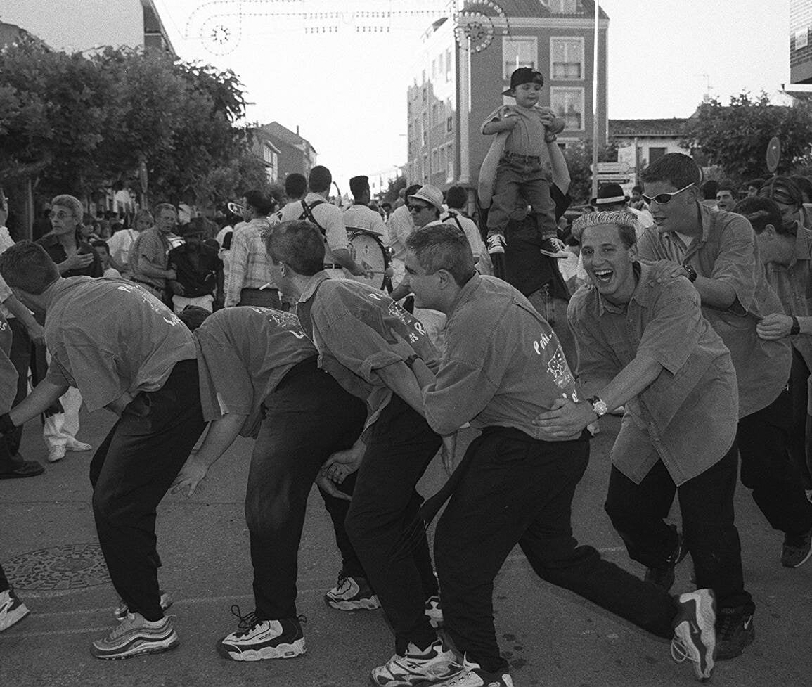 Peñistas disfrutan en las fiestas. Julio de 1998.