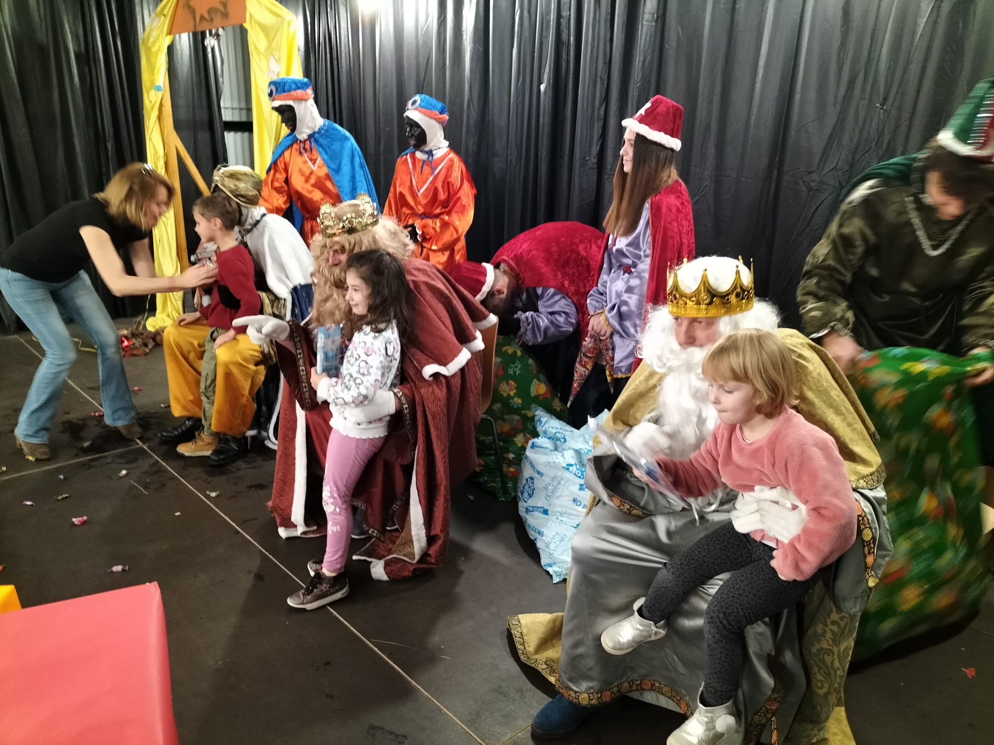 Traspinedo ha sido otro de los municipios que no ha podido llevar a cabo la cabalgata de Reyes Magos a causa de la lluvia. En cambio, Melchor, Gaspar y Baltasar han recibido a todos los pequeños en la Sala Polivalente y han dado a cada uno de ellos caramelos y regalos. Al finalizar, todos los participantes han disfrutado de villancicos, chocolate y bizcochos.