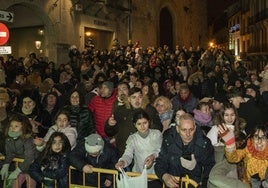 Cientos de personas esperan en Segovia para ver la Cabalgatda de Reyes de 2024.