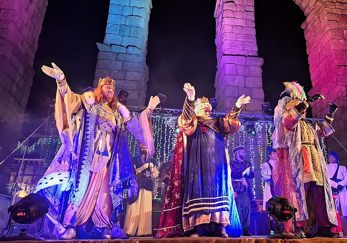 Los tres Reyes Magos saludan a los segovianos a los pies del Acueducto.
