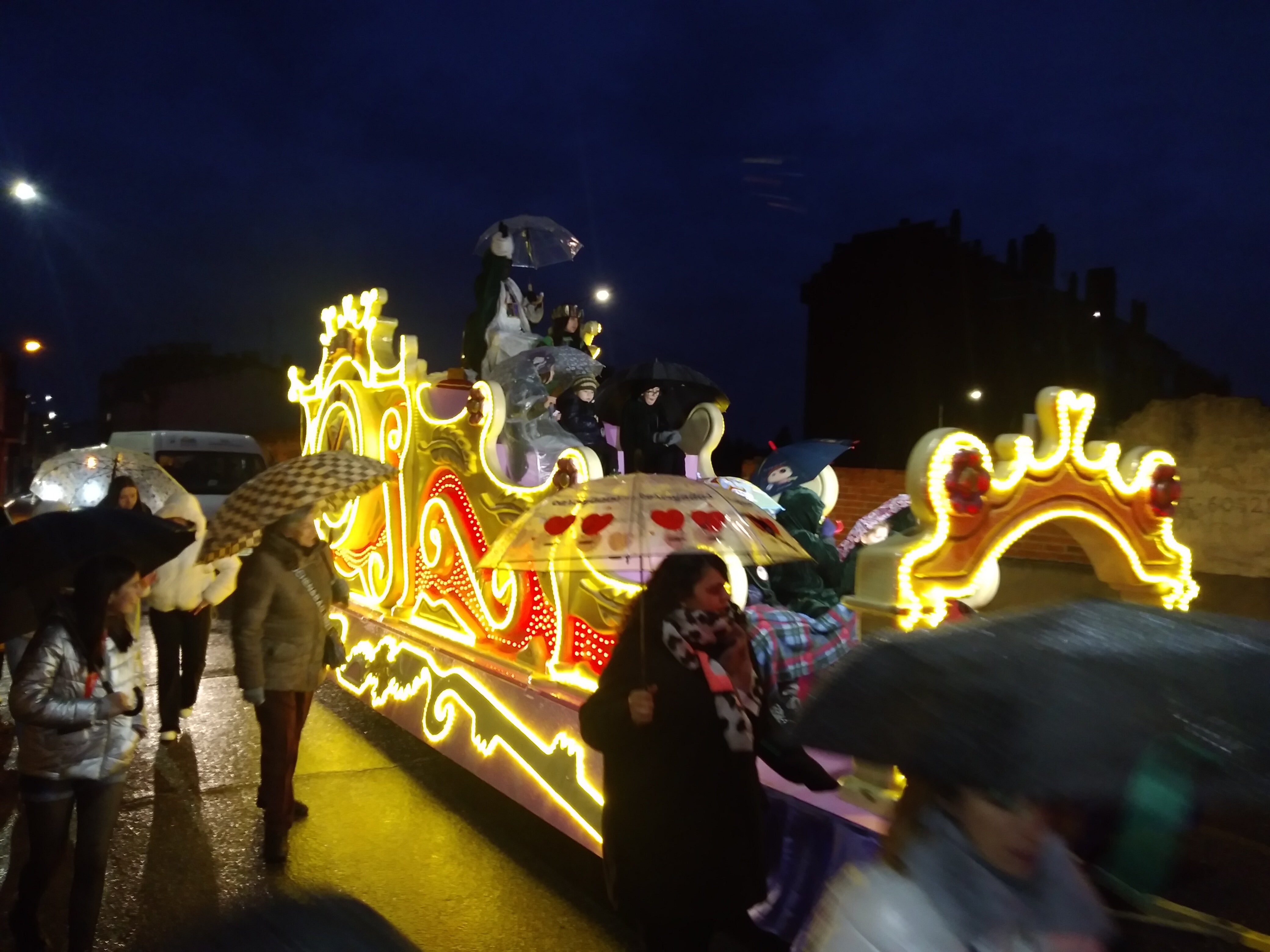 Íscar. La lluvia, que no cesó en ningún momento del recorrido, no impidió que las tres majestuosas carrozas de los Reyes Melchor Gaspar y Baltasar, junto con la del nacimiento del Niño Dios, recorrieran las calles de Íscar desde el centro multiusos hasta la Plaza Mayor.