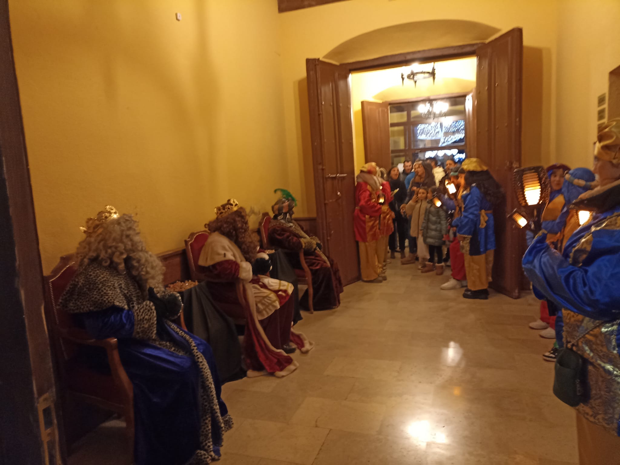 La Seca. Los Reyes Magos recorrieron la calle principal del pueblo hasta el ayuntamiento, donde les recibieron los niños y los padres.