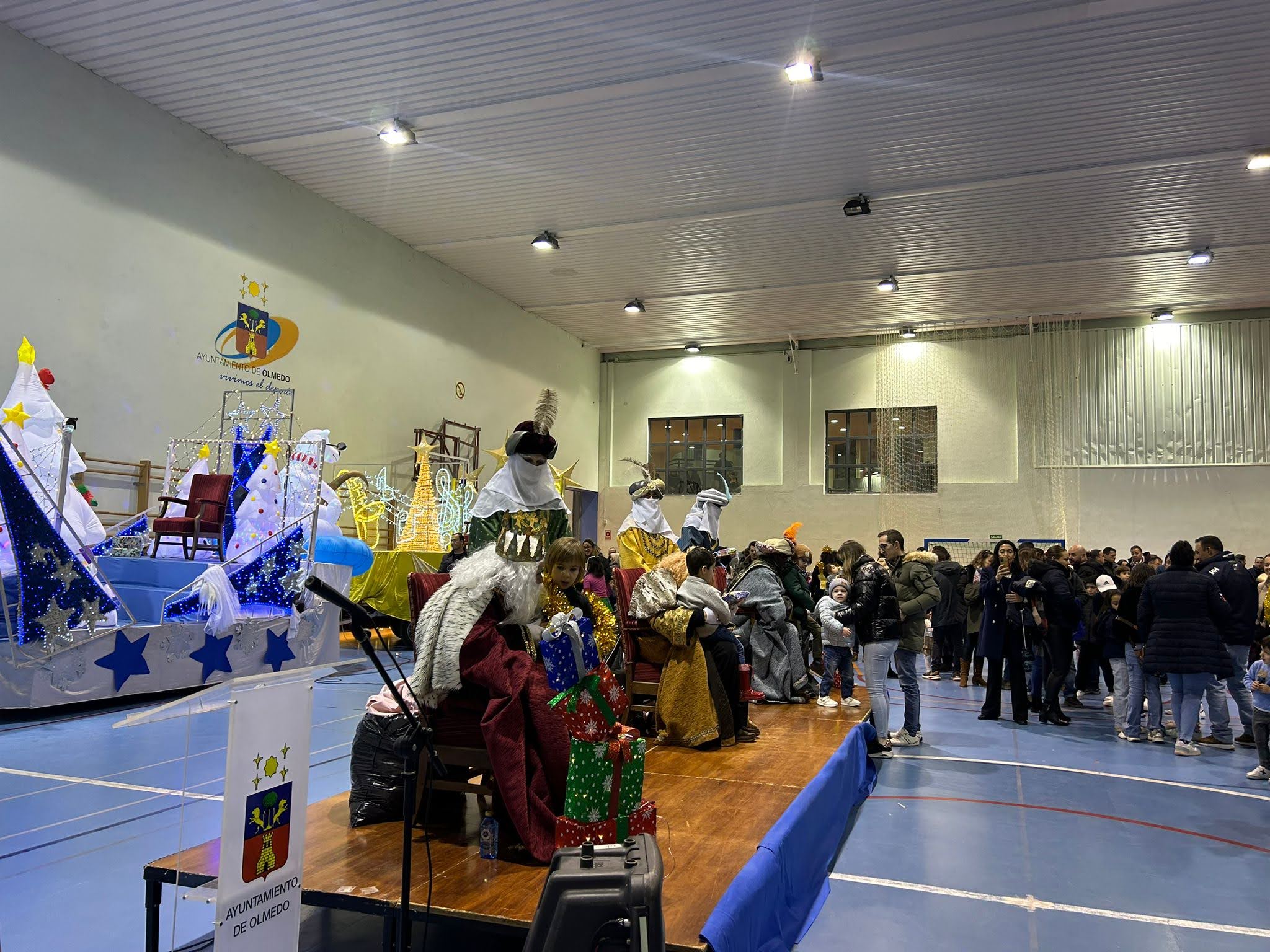 Olmedo. Aunque finalmente escampó pasadas las 19:00 horas, la incesante lluvia que caía a la hora en que debía arrancar la comitiva real desde la avenida Lope de Vega y que debería haber concluido en el Centro de artes escénicas San Pedro obligó al Consistorio de Olmedo a activar un plan B. Los Reyes Magos junto con su numeroso séquito fueron recibidos en el pabellón polideportivo municipal cubierto.