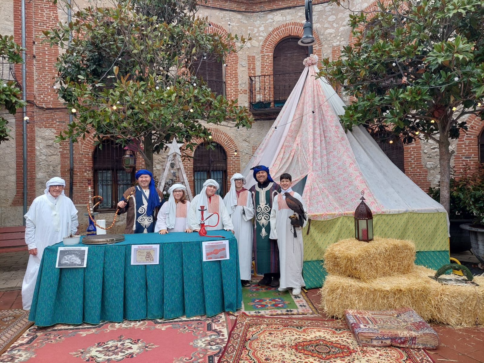 Pedrajas de San Esteban. La lluvia que comenzó a caer poco antes de las cuatro de la tarde no empañó, pero sí deslució de alguna manera, el trabajo, esfuerzo e ilusión con la que un numeroso grupo de vecinos representaron por segundo año un belén viviente en la Plaza Mayor. Fue la antesala al recibimiento de los Reyes Magos, que antes de comenzar la cabalgata visitaron a los mayores de la residencia de la tercera edad Hogar Betania.