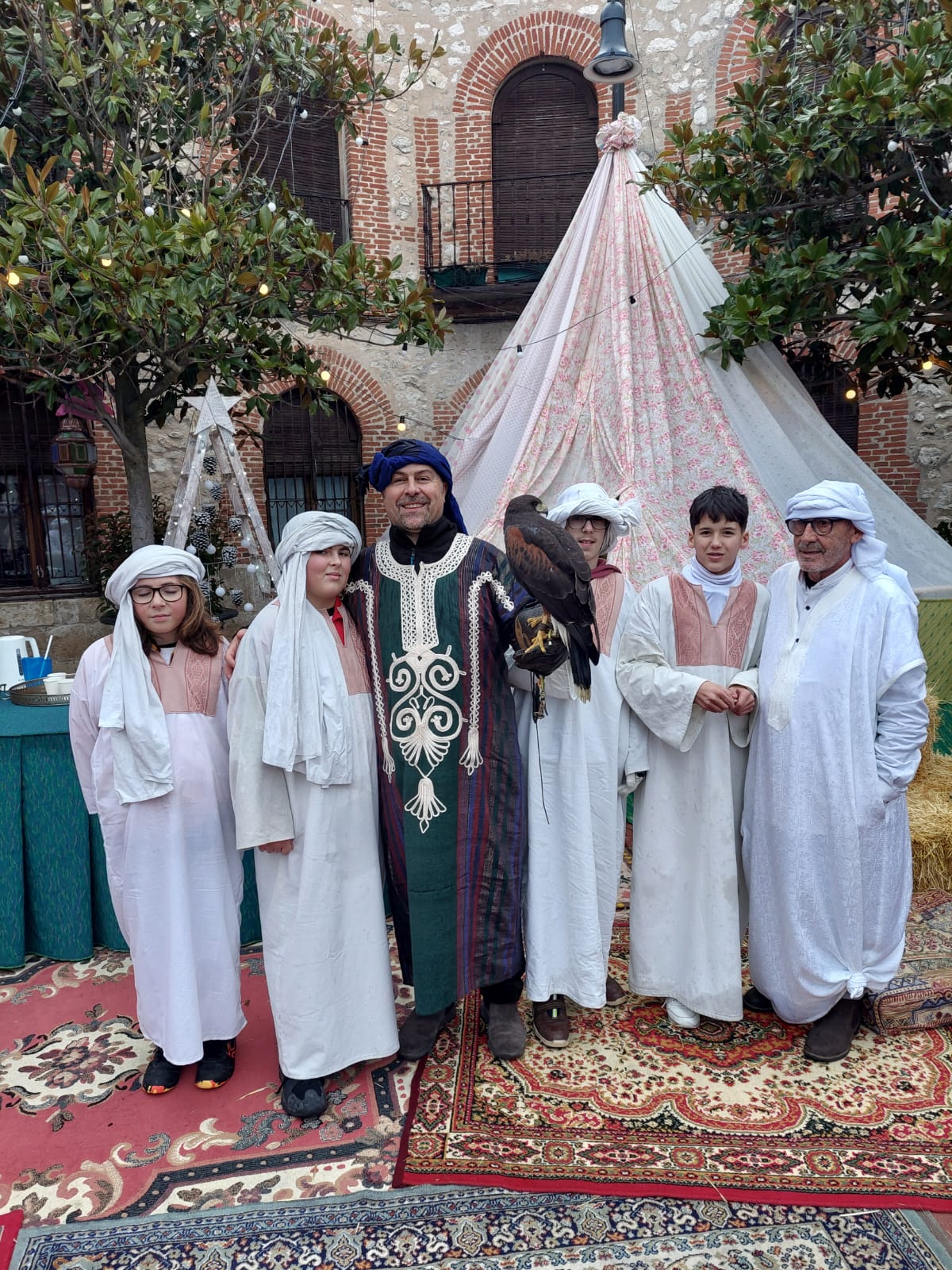 Pedrajas de San Esteban. La lluvia que comenzó a caer poco antes de las cuatro de la tarde no empañó, pero sí deslució de alguna manera, el trabajo, esfuerzo e ilusión con la que un numeroso grupo de vecinos representaron por segundo año un belén viviente en la Plaza Mayor. Fue la antesala al recibimiento de los Reyes Magos, que antes de comenzar la cabalgata visitaron a los mayores de la residencia de la tercera edad Hogar Betania.