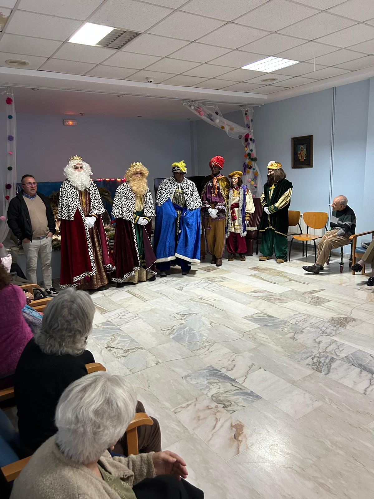 Pedrajas de San Esteban. La lluvia que comenzó a caer poco antes de las cuatro de la tarde no empañó, pero sí deslució de alguna manera, el trabajo, esfuerzo e ilusión con la que un numeroso grupo de vecinos representaron por segundo año un belén viviente en la Plaza Mayor. Fue la antesala al recibimiento de los Reyes Magos, que antes de comenzar la cabalgata visitaron a los mayores de la residencia de la tercera edad Hogar Betania.