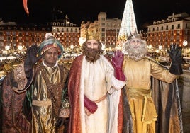 Baltasar, Gaspar y Melchor, en el balcón del Ayuntamiento de Valladolid.