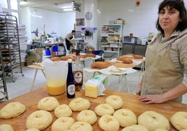 Rocío Gil prepara varios roscones para su venta en Carbonero el Mayor.