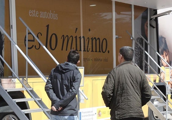 Autobús informativo sobre la prestación del Ingreso Mínimo Vital en Palencia.