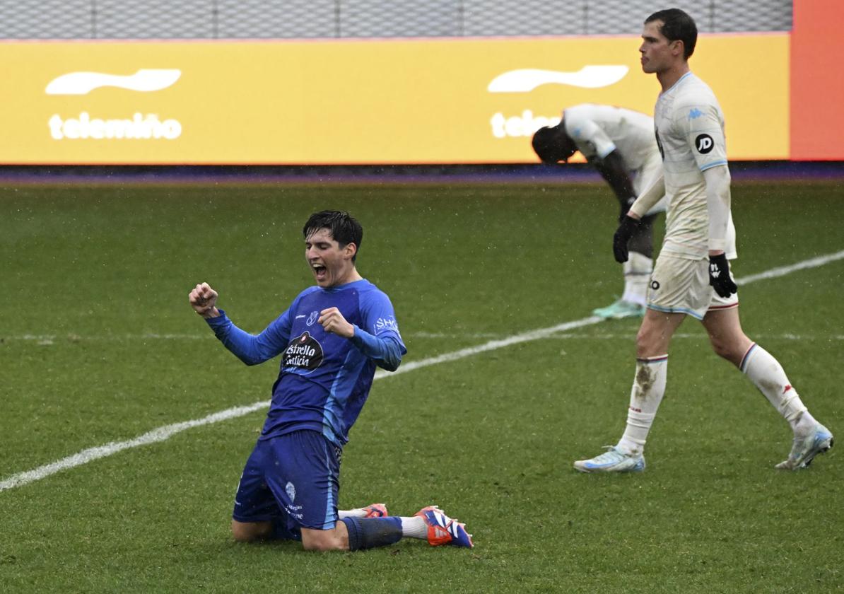 Di Renzo celebra el pase del Ourense a la siguiente ronda, con Latasa y Amath a su espalda.