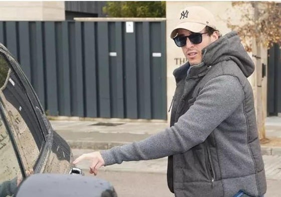 Íñigo Onieva llega a casa de su madre solo y cargado de regalos.