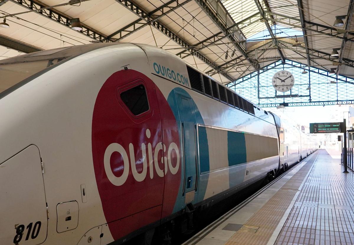 Un tren de Ouigo en la estación Campo Grande de Valladolid.