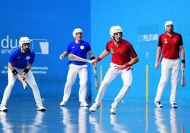 Un pelotari de la modalidad herramienta del Club Deportivo Puertas Bamar durante un partido.