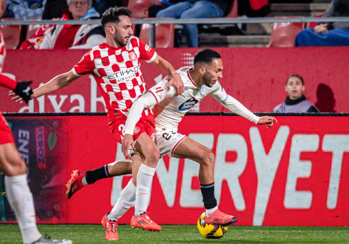 Anuar avanza ante Portu durante el Girona-Real Valladolid de Liga