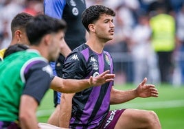 Meseguer calienta en la banda del estadio Bernabéu.