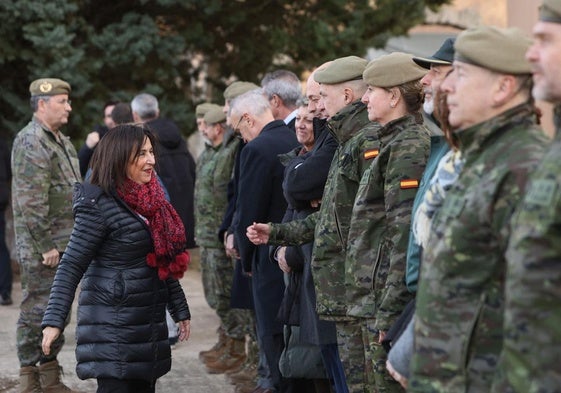 Margarita Robles, visita las instalaciones del acuartelamiento de Monte la Reina para conocer el progreso de las obras de acondicionamiento de la futura base del Ejército de Tierra.