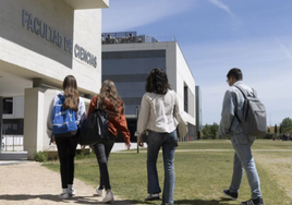 Varios alumnos entran en la Facultad de Ciencias de la UVA, en una imagen de archivo.