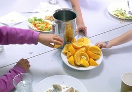 Niños cogen fruta en un comedor escolar, en una imagen de archivo.