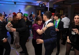 Varias personas celebran el día de Nochevieja en un local de Segovia capital.