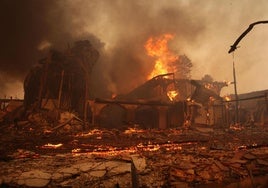 Mansión calcinada en Los Ángeles.