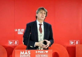 Carlos Martínez, el miércoles en rueda de prensa para anunciar su candidatura a liderar el PSOE regional.